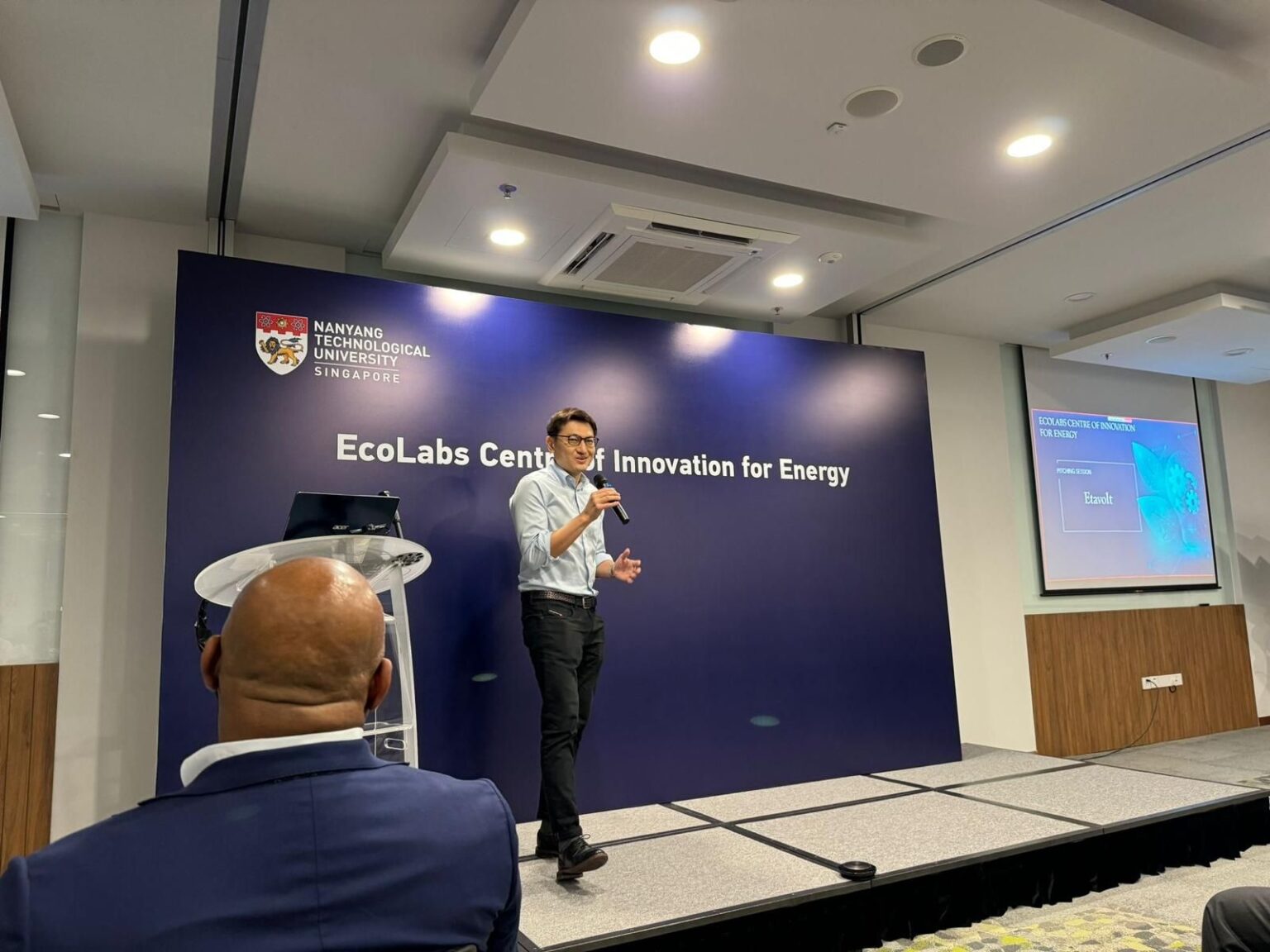 Dr Stanley Wang presenting about EtaVolt at EcoLabs Open House