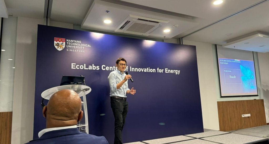 Dr Stanley Wang presenting about EtaVolt at EcoLabs Open House